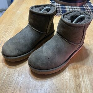 Classic Mini Ugg Boot Brown Suede size 7